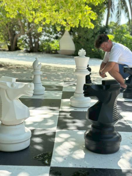 広場にチェスのオブジェがありました。あれ？なんかおかしな駒が！