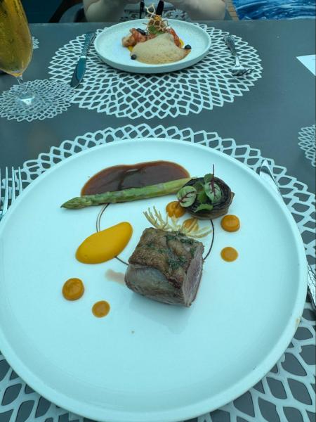 水中レストランの食事は、全部おいしかったです！ 写真はメインディッシュ