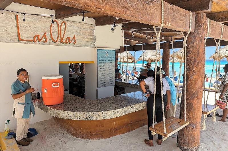 「Las Olas Bar」はビーチサイドにあるブランコのあるバーです