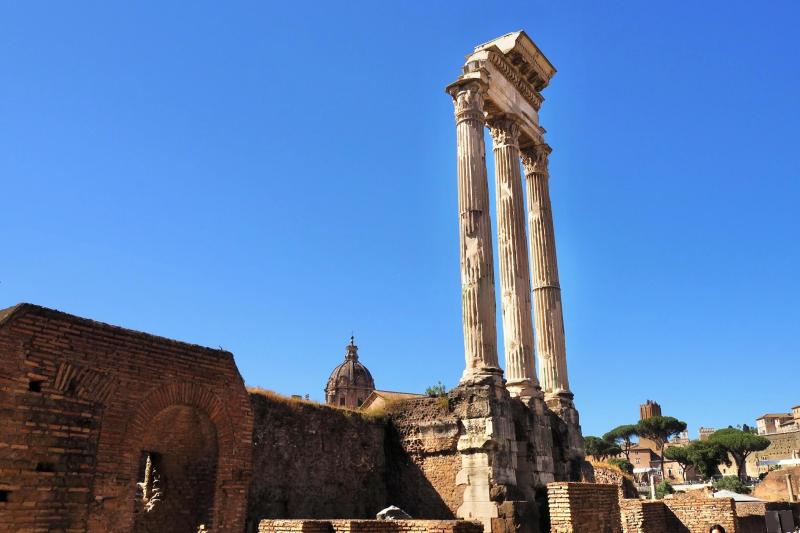 フォロ ロマーノ内で最古の建物（紀元前1世紀頃）だと聞いて、現存していることに驚きました