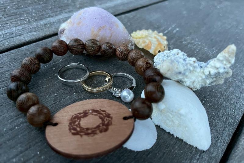 指輪とルームキーと貝殻