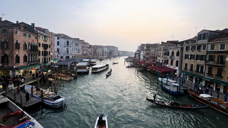 リアルト橋から見た景色、救急車まで船でびっくりしました！