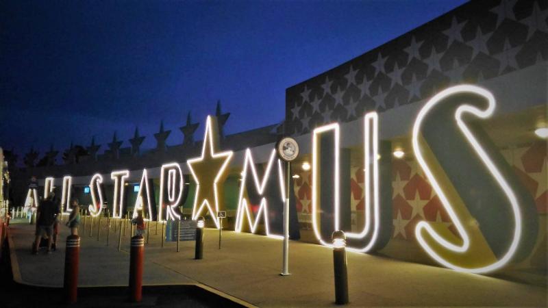 リゾート脇のバスターミナル「All-Star Music」のサインがライトアップされています