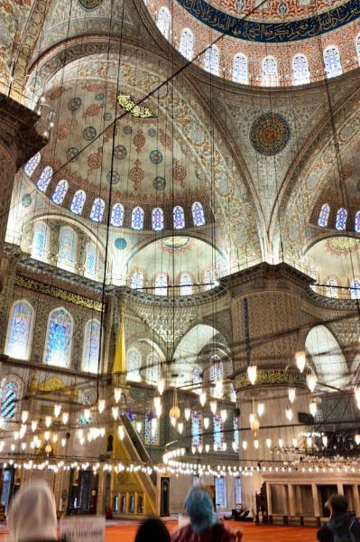 イズニックタイルが美しいブルーモスク内部