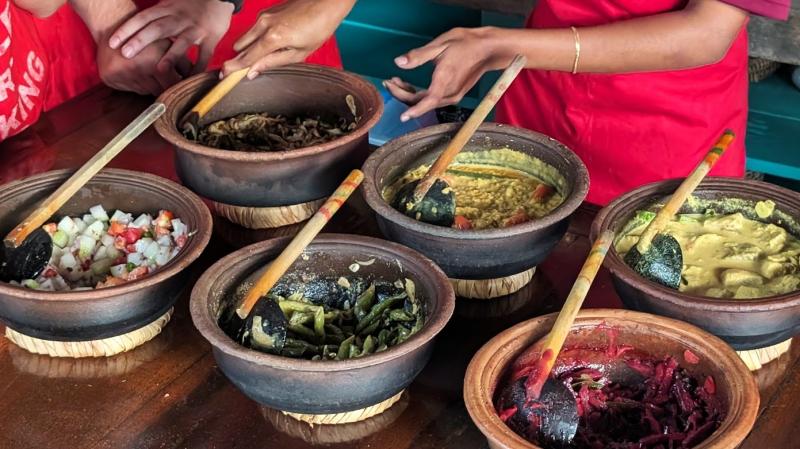 ＜今回のメニュー＞・ひよこ豆のカレー/デーツのカレー/インゲン豆のカレー/きのこのカレー/マグロのカレー/キュウリのサラダ※スリランカには白いキュウリがあり、緑のキュウリは高級品なので、白いキュウリでサラダを作るのが家庭料理の定番なんだそうです。