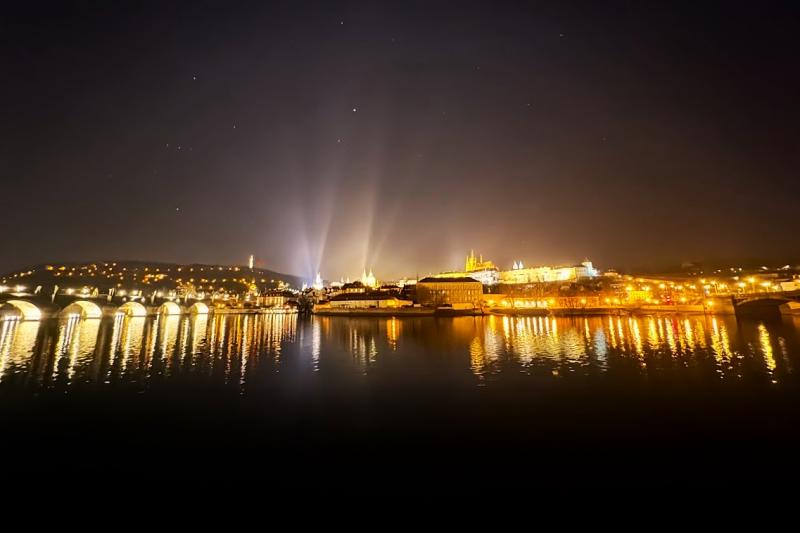 ホテルの外から見た、カレル橋とプラハ城の夜景は圧巻です。