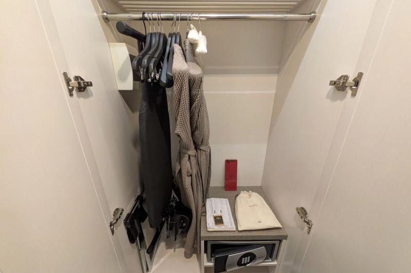 バスローブ、スリッパ、アイロン、セーフティボックスもあります