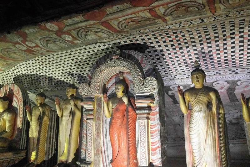 洞内には、56体の仏像が安置されています