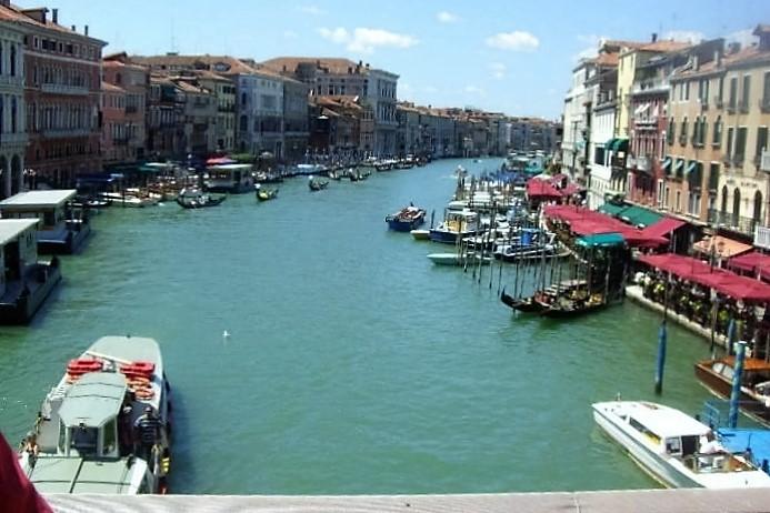 橋から眺めるベネチアの街。運河沿いにはたくさんのホテルやレストランが立ち並びます♪