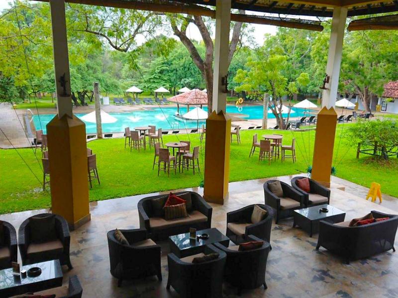 アマヤ湖畔の自然豊かなリゾートホテルで、静かな環境の中にたたずむコテージタイプのお部屋が特徴です。たまたまこの日はスリランカの祝祭日にあたっていたため、スリランカ国内旅行のファミリーのお客様でホテルは満室。とてもにぎやかでした。