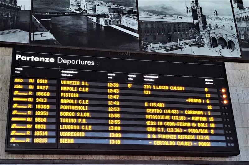 フィレンツェ・サンタ・マリア・ノヴェッラ駅の列車の時刻表。ほぼ、時間通りに来ないのもイタリアの醍醐味（？）笑