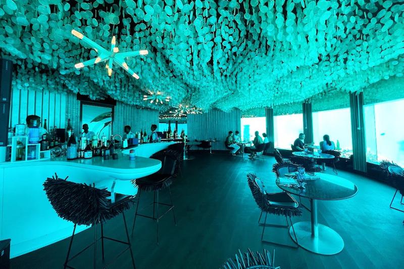 サブシックスの店内の様子（ランチのみ営業）。水中6mの店内では優雅に泳ぐ魚をご覧いただきながらおいしいお食事をお楽しみいただけます