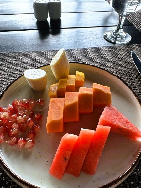 フルーツの盛り合わせからスタート。これだけですでにお腹いっぱいです（笑）