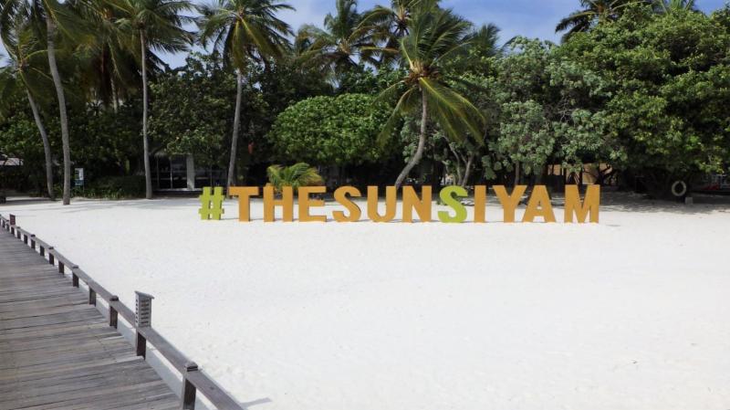 白い砂浜に「THE SUN SIYAM」の文字が映えます