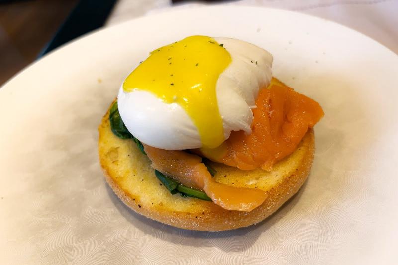 朝食のエッグベネディクト