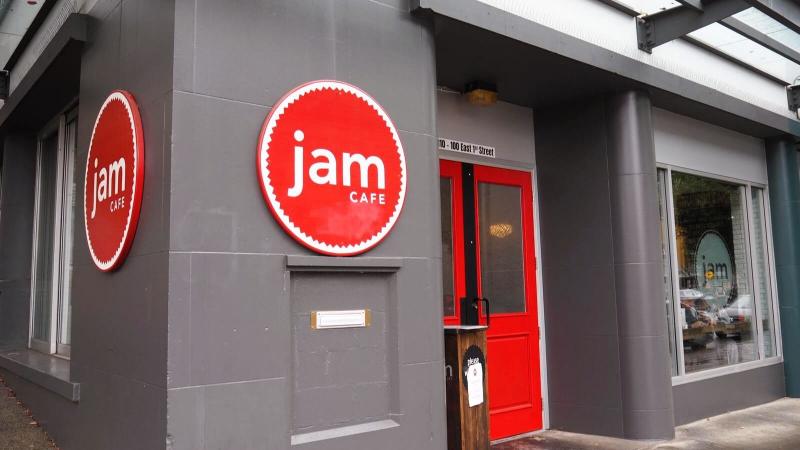 地元で人気の店でブランチ