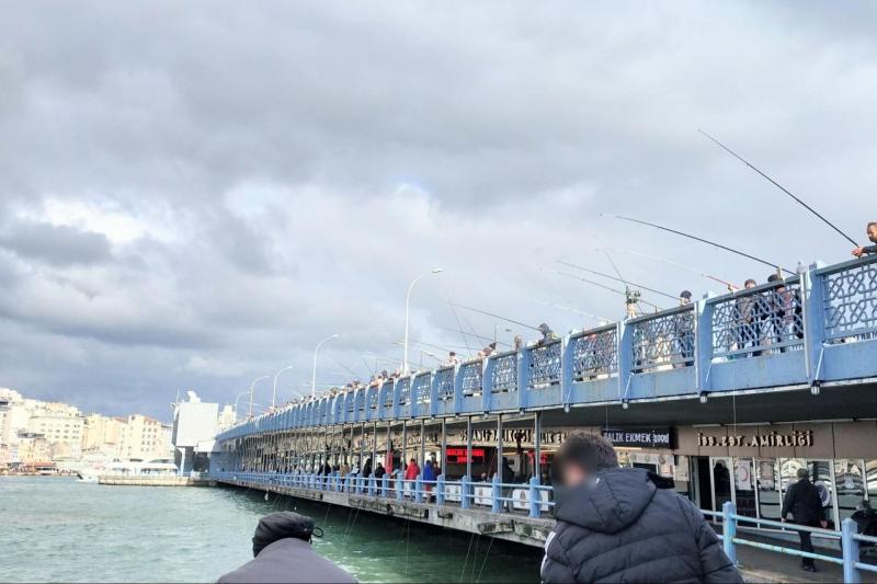 橋の下にはレストラン、橋の上では釣りを楽しむ人々が♪