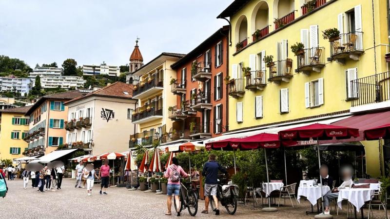 湖沿いに並ぶパステルカラーの建物