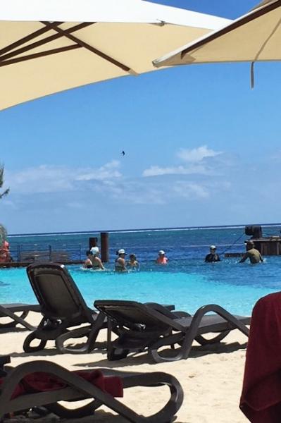 タヒチ島のホテルのプール。エアロバイクエクササイズに飛び入り参加