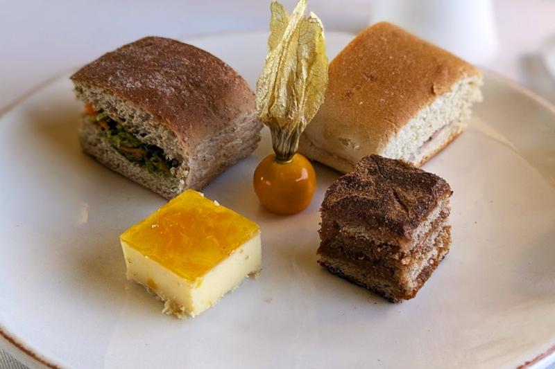 こちらがアフタヌーンティーでいただいたサンドイッチ2種、ケーキ2種とその真ん中にホオヅキです。ランチもちゃんと食べていたので、量が結構多かったですが、ホオヅキがさっぱりしていて、ケーキと一緒に食べるとおいしかったです！