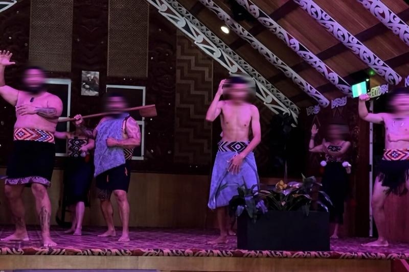 ロトルアのTe Puiaマオリショーで大迫力のハカ