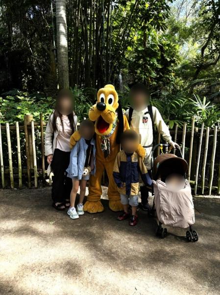 キャラクターグリーティング。５人そろってグーフィーと一緒に