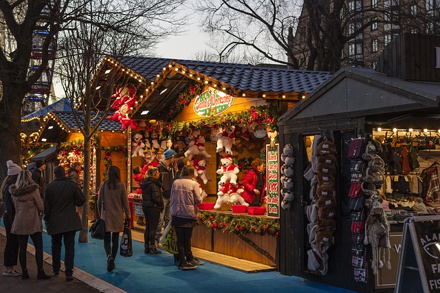 【ニュルンベルク】ドイツ3大クリスマスマーケットのひとつで、世界で一番有名なニュルンベルク。その歴史は古く、17世紀にはすでにクリスマスの市が立っていたそうです。小さな子どものためのメリーゴーラウンドや観覧車などのクリスマス遊園地が登場したり、赤と白のストライプ模様の屋台が並ぶなど、ヨーロッパらしい風景に心がはずみます。＊アクセス：（鉄道）ミュンヘンからICEで約1時間10分。