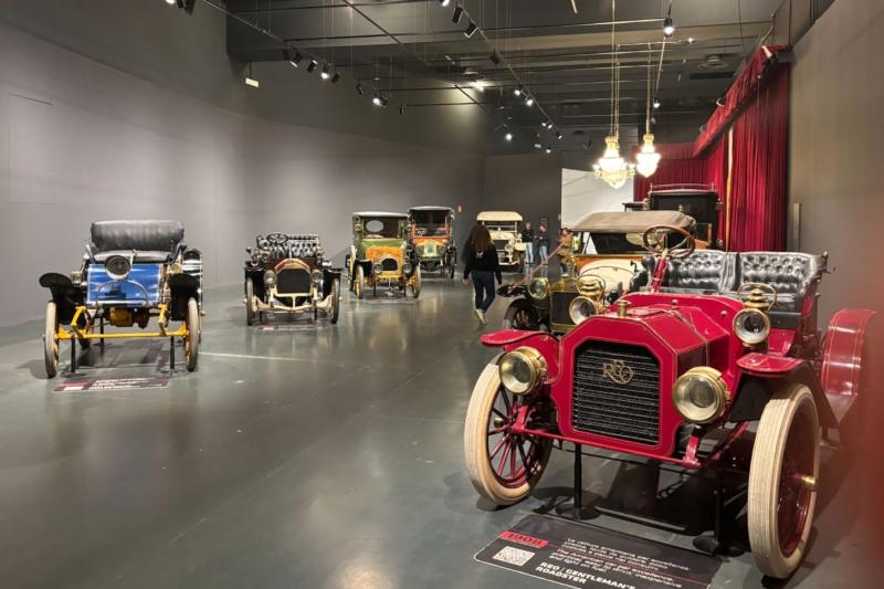 今回訪問した「トリノ国立自動車博物館」での様子。入口から進むにつれ時代を追うように車が展示されています