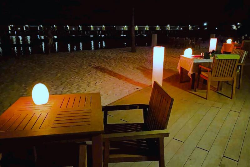 屋外のテーブル。風も静かな心地よい日で、外でお食事されている方がほとんどでした