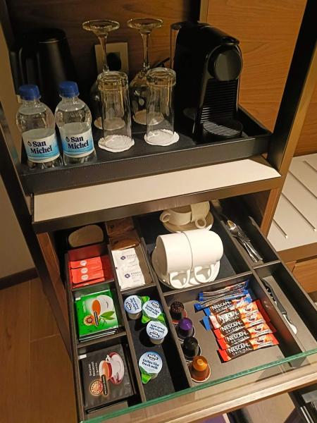 コーヒーセットの下にはミニバー