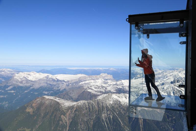 スリル満点の「Step into the Void」（写真 © OT_Chamonix-Mont-Blanc_SA）