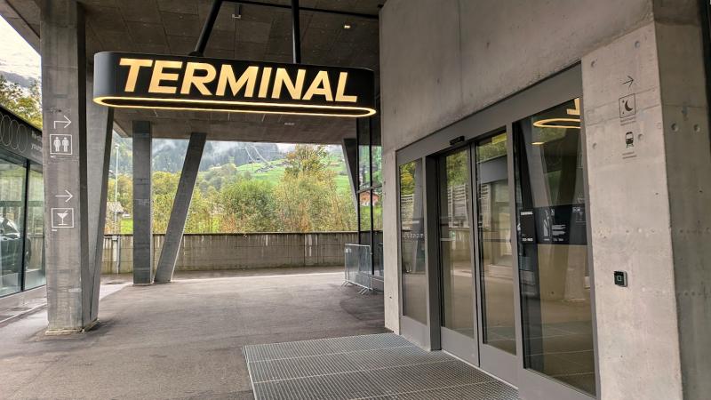 ターミナル駅に着いたらすぐ建物の入口があります