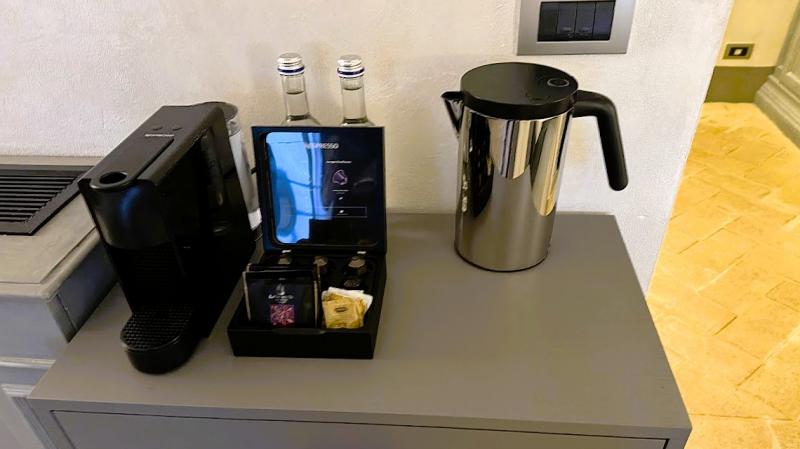 ネスプレッソマシンとケトルもあります