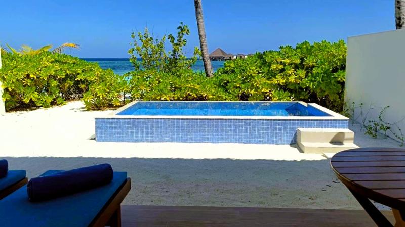 新しいリゾートなのでバルコニー前の目隠しの茂みがまだ低い！ その向こうはビーチです