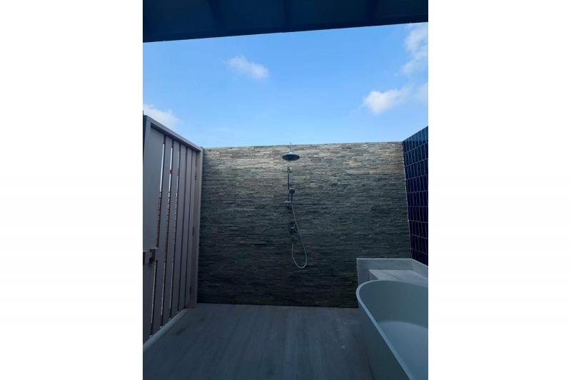 また、水上ヴィラのお部屋は中にももちろんシャワールームがありますが、外から濡れたまま入れるシャワーバスルームがあります。とにかく便利というのもありつつ、上が吹き抜けになっているので晴天&星空が最高で、結局お風呂はすべて外のシャワールームを使いました（笑）。