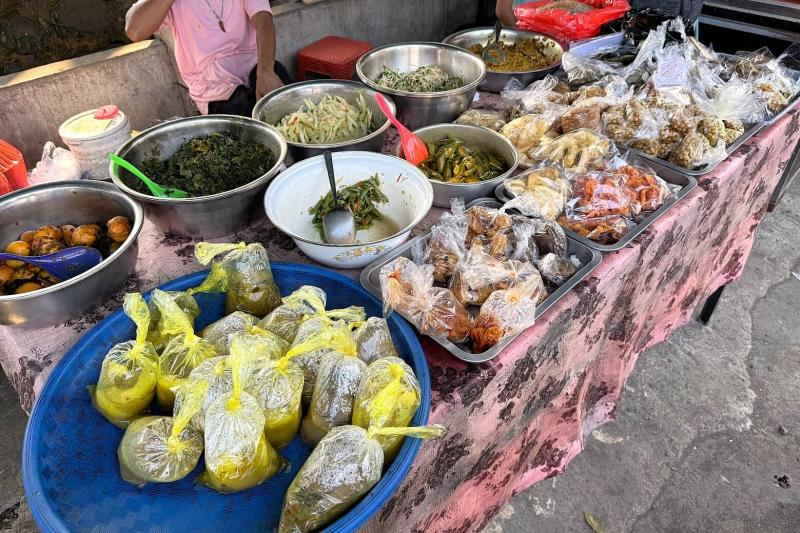 現地の人々はマーケットで朝食や昼食を購入してから出勤するそうです
