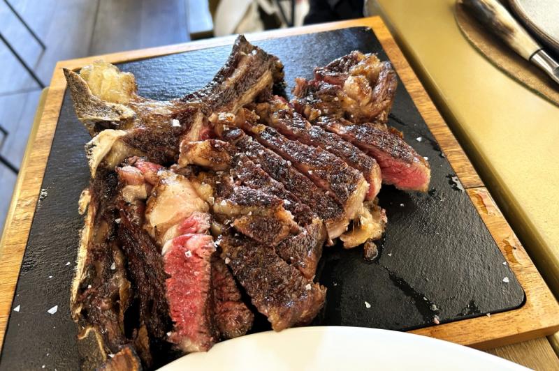 トスカーナ名物のステーキ。味はもちろん、ボリュームにも驚きました。本場ならではの豪快さを楽しめ、大満足でした
