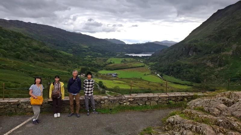 ウェールズの湖をバックに記念撮影