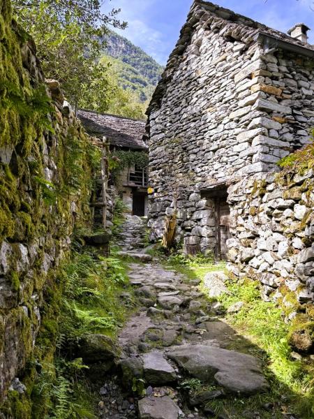 小さな集落を通り抜けたり…