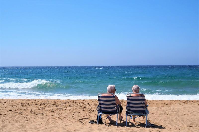 ビーチに佇む老夫婦