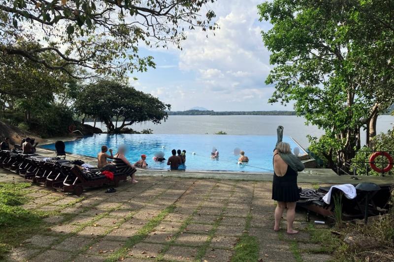 目の前のカンダラマ湖と一体化するインフィニティプール