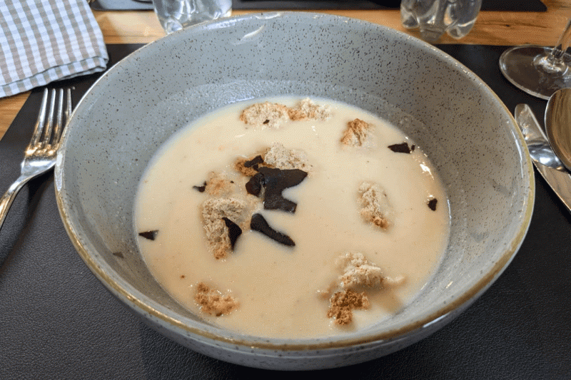 レストランでいただいたニンニクのスープ。すごく美味しかった