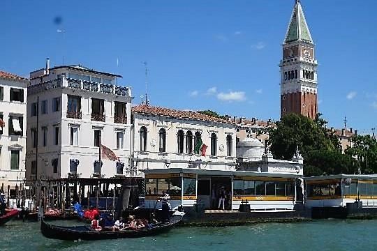 ベネチアの中心、サンマルコ広場の水上バスステーション。観光名所前など、あちこちにバス停があります！