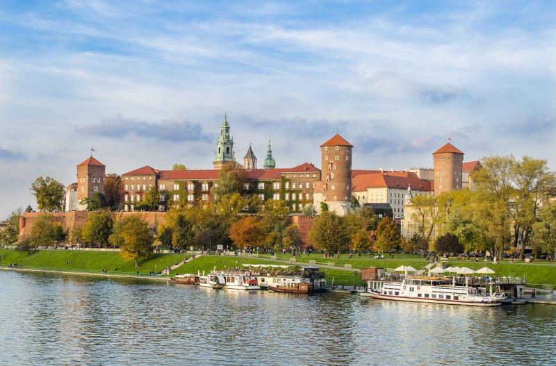 ◆クラクフ歴史地区（Historic Centre of Kraków）／1978年登録ワルシャワ遷都以前、ポーランド王国の都として繁栄を極めたクラクフ。その旧市街には、円形の砦バルバカン、歴代ポーランド王の居城であったヴァヴェル城、ポーランド最古の歴史をもつヤギェウォ大学、中央広場に位置する全長100ｍの織物会館など歴史的建造物が点在しています。（写真はヴァヴェル城です）