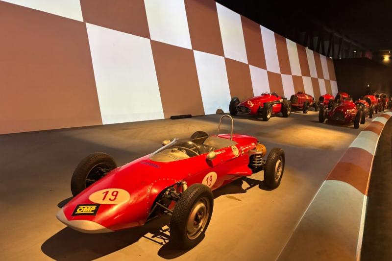 歴史を追って展示されているレーシングカー