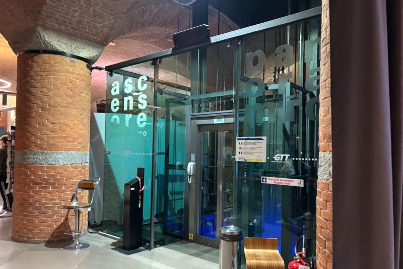 ガラス張りのエレベーター乗車口