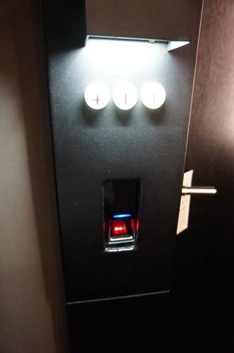ドアの横にある指紋認証。赤く光っているところに指を置くだけ！