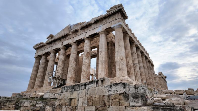 こちらは、アクロポリスの丘の上に建つパルテノン神殿です。 基本空港からホテル最寄り駅のシンタグマ駅までは、バス1本でアクセスでき、迷うことなくホテルまで行くことが出来ました。 ただ、帰りはデモの影響で時間帯によってはバスが動いていなかったので、事前に確認しておくことがおすすめです。