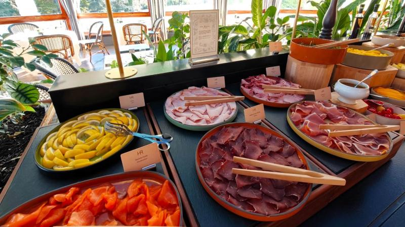ときめく朝食ビュッフェ。チーズやハムの豊富さがさすがフランス！