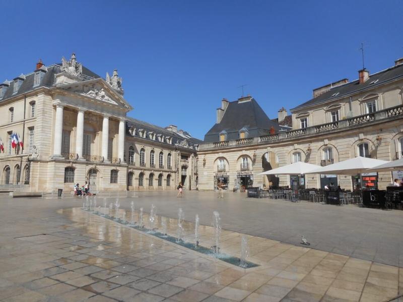 宮殿正面にある自由広場は、フランスで最も美しい広場と言われる一つであり、街のランドマークです。
